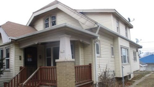 4138 12th St, Milwaukee, WI 53209-7010