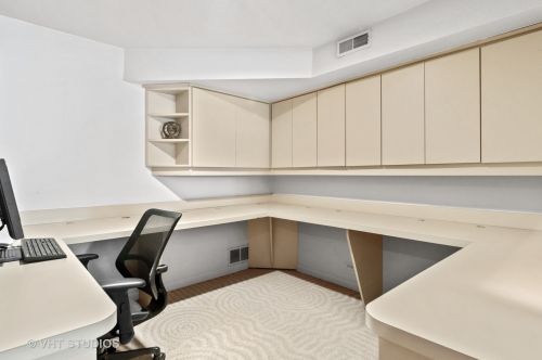 1335 Sandburg Ter, Chicago IL 60610-1507 exterior