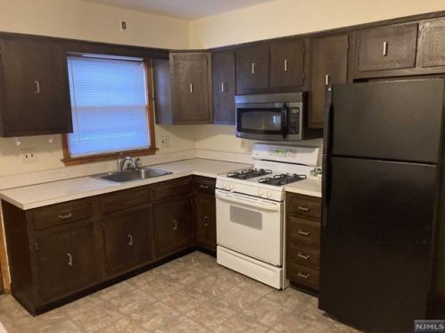 98 Lincoln Ave, Paterson NJ  07506-0014 exterior