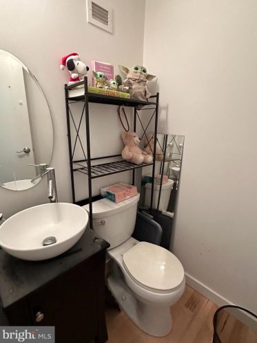 5727 Kings Hwy, Alexandria VA 22303-1402 exterior