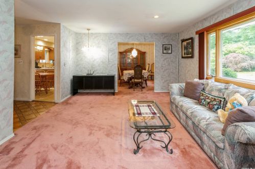 37 Cross Bow Ln, Commack NY 11725-1205 exterior