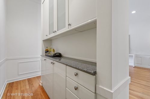 105 Delaware Pl, Chicago IL 60610-3200 exterior