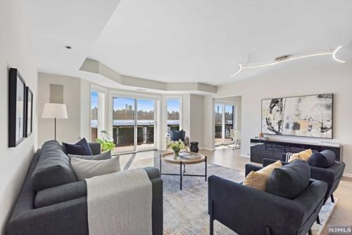 102 Adams Ct, Edgewater NJ 07020-1654 exterior