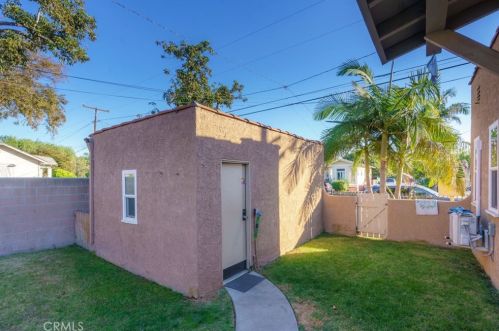 9827 Beach St, Bellflower CA  90706-5917 exterior