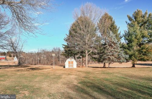 869 Fairview Dr, Hanover PA 17331-9747 exterior