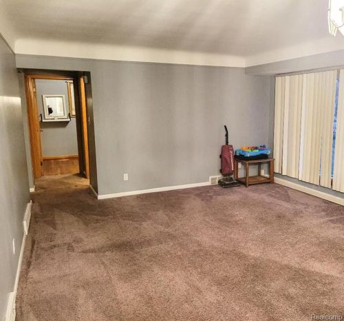 8428 Colonial St, Dearborn Heights MI  48127-1305 exterior