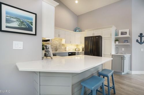 3713 Marina View Pt, Meskegon MI 49441-6406 exterior