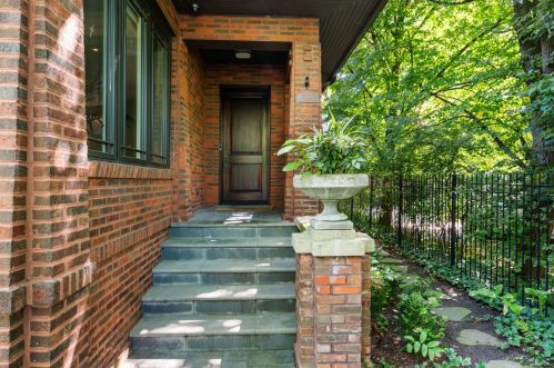 819 Castlewood Ter, Chicago IL  60640-4216 exterior