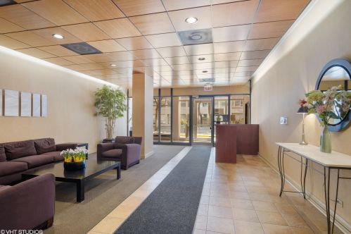 3110 Sheridan Rd, Chicago, IL 60657-4931