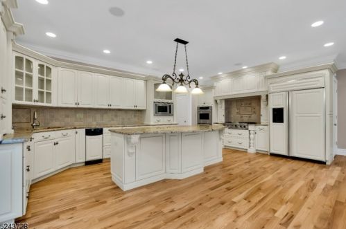 2 Caruso Ct, Bridgewater NJ 08807-2149 exterior