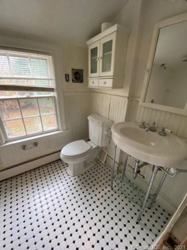 15 Anderson Rd, Norwalk CT 06851-2402 exterior