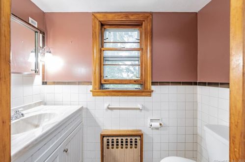 30 Fairview Ave, Enfield CT 06082-4344 exterior