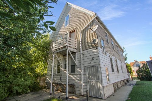 215 Center St, Milwaukee WI  53212-2840 exterior