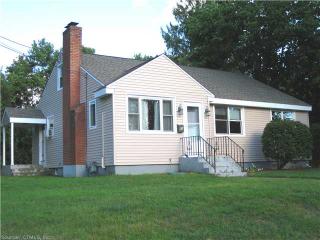 41 Homestead St, Manchester, CT 06042-3024