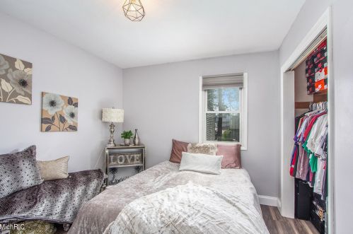 3240 Homecrest Ave, Wyoming MI exterior