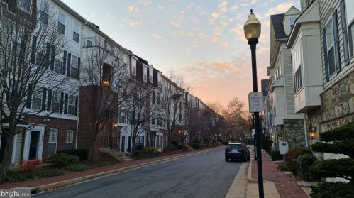 5082 Donovan Dr, Alexandria VA 22304-7755 exterior