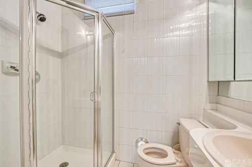 4 Fairhill Rd, Edison NJ 08817-2962 exterior