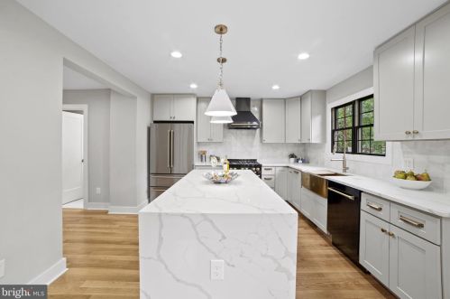 1505 Crestwood Dr, Alexandria VA  22302-2303 exterior