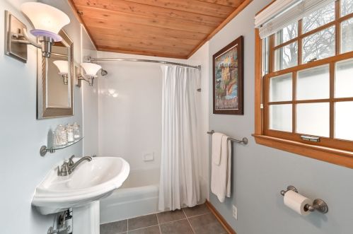 4929 Hollywood Ave, Milwaukee WI 53217-5935 exterior