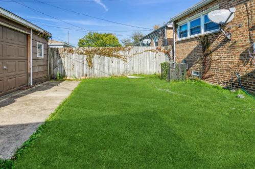 9024 Oglesby Ave, Chicago IL 60617-3931 exterior