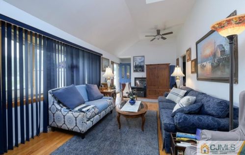 9 Hedden Pl, Middletown, NJ 07748-3611