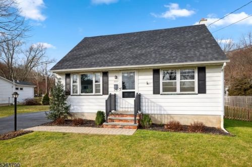 203 Hamilton Dr, Hackettstown, NJ 07840-1327