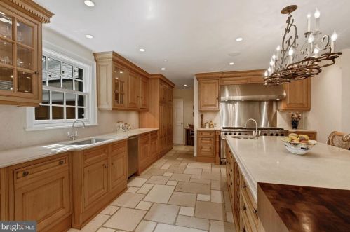 11013 Cripplegate Rd, Rockville MD 20854-1630 exterior