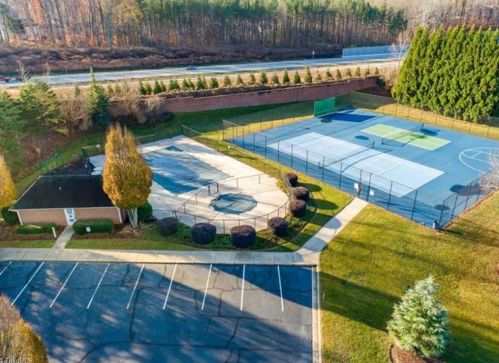 16 Middlefield Ct, Greensboro NC  27455-2257 exterior