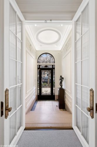 1521 State Pkwy, Chicago IL 60610-1613 exterior