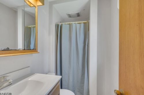 1096 Rector Rd, Bridgewater NJ 08807-1360 exterior