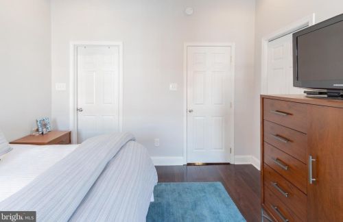 2342 Carpenter St, Philadelphia PA 19146-2418 exterior