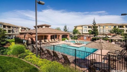 600 Moon Cir, Folsom CA 95630-4105 exterior