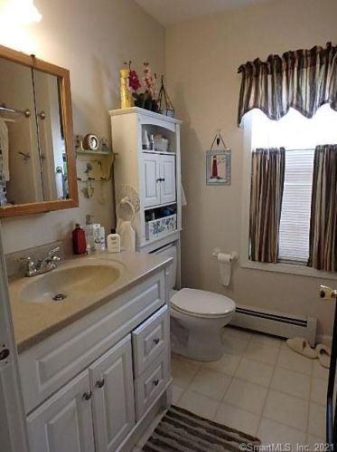 47 Maple St, Manchester CT 06040-5527 exterior