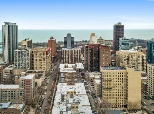 512 Barry Ave, Chicago IL  60657-5417 exterior