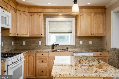 28 Matthew Dr, Trenton NJ 08628-3340 exterior