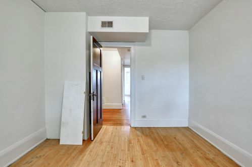 136 1 St, Milwaukee WI 53207-0014 exterior