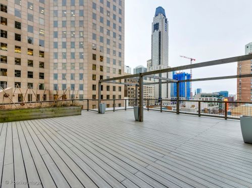 1000 Lake Shore Plz, Chicago IL  60611-2653 exterior