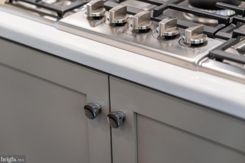 10294 Grosvenor Pl, Rockville MD 20852 exterior