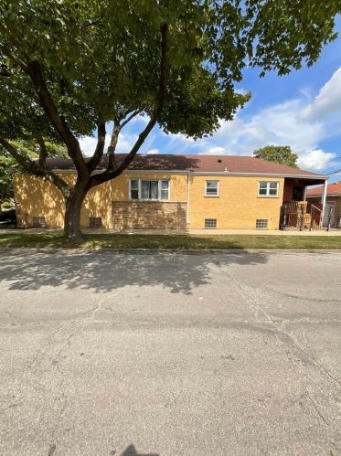 8859 Luella Ave, Chicago, IL 60617-3031