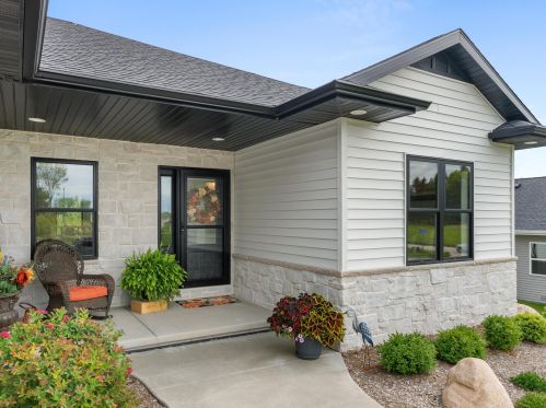 2511 Stoney Brook Ct, Manitowoc WI 54220-8640 exterior