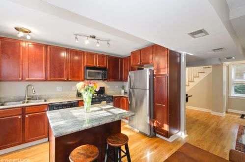 1440 Roscoe St, Chicago, IL 60657-1330