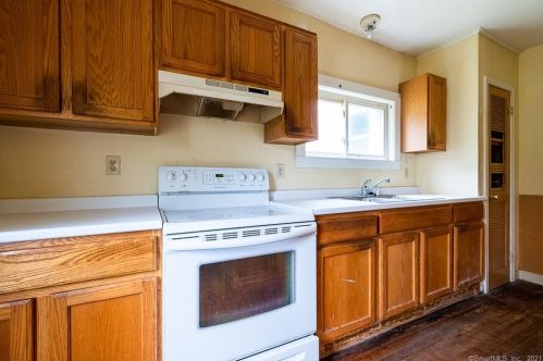 1075 Poquonock Ave, Windsor CT 06095-1234 exterior