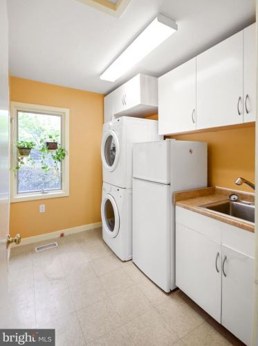 16 Arlive Ct, Rockville MD 20854-2978 exterior