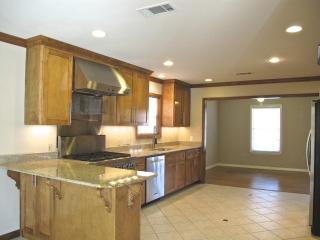 2012 Atlantic St, Dallas TX  75208-3021 exterior