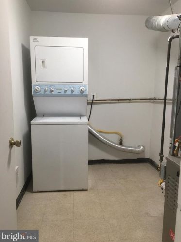 25 Chamberlin Ct, Trenton NJ 08648-2623 exterior