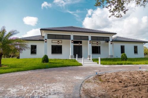 125 37th Ave, Naples, FL 34120-4350