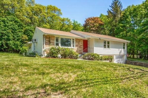 68 Moreland St, Worcester, MA 01609-1039