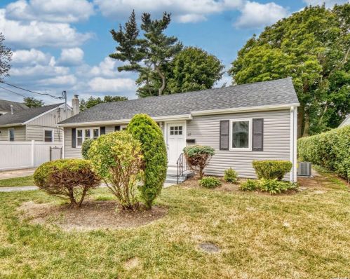 37 9th Ave, Huntington Station, NY 11746-2219