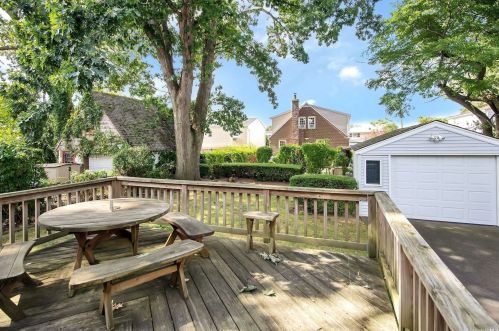 14 Henderson Ave, Valley Stream NY 11580-3025 exterior