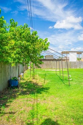 2101 52 Ln, Naples FL 34116-6831 exterior